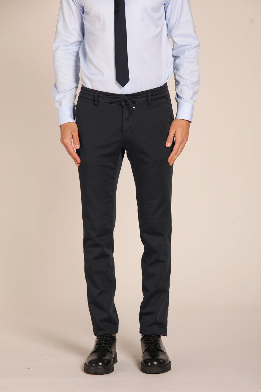 immagine 1 di pantalone chino uomo, modello Milano Jogger, di colore blu navy, fit extra slim di mason's