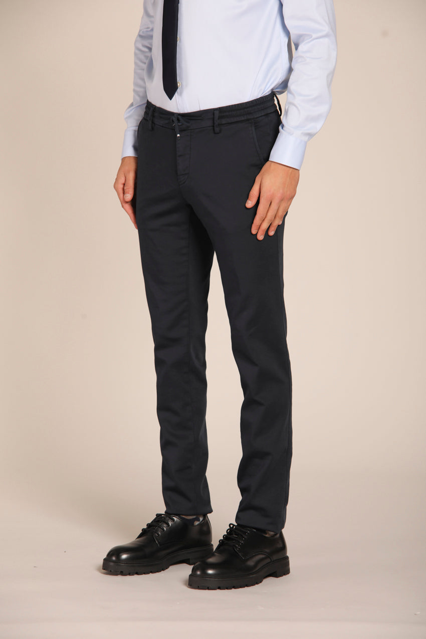 immagine 2 di pantalone chino uomo, modello Milano Jogger, di colore blu navy, fit extra slim di mason's