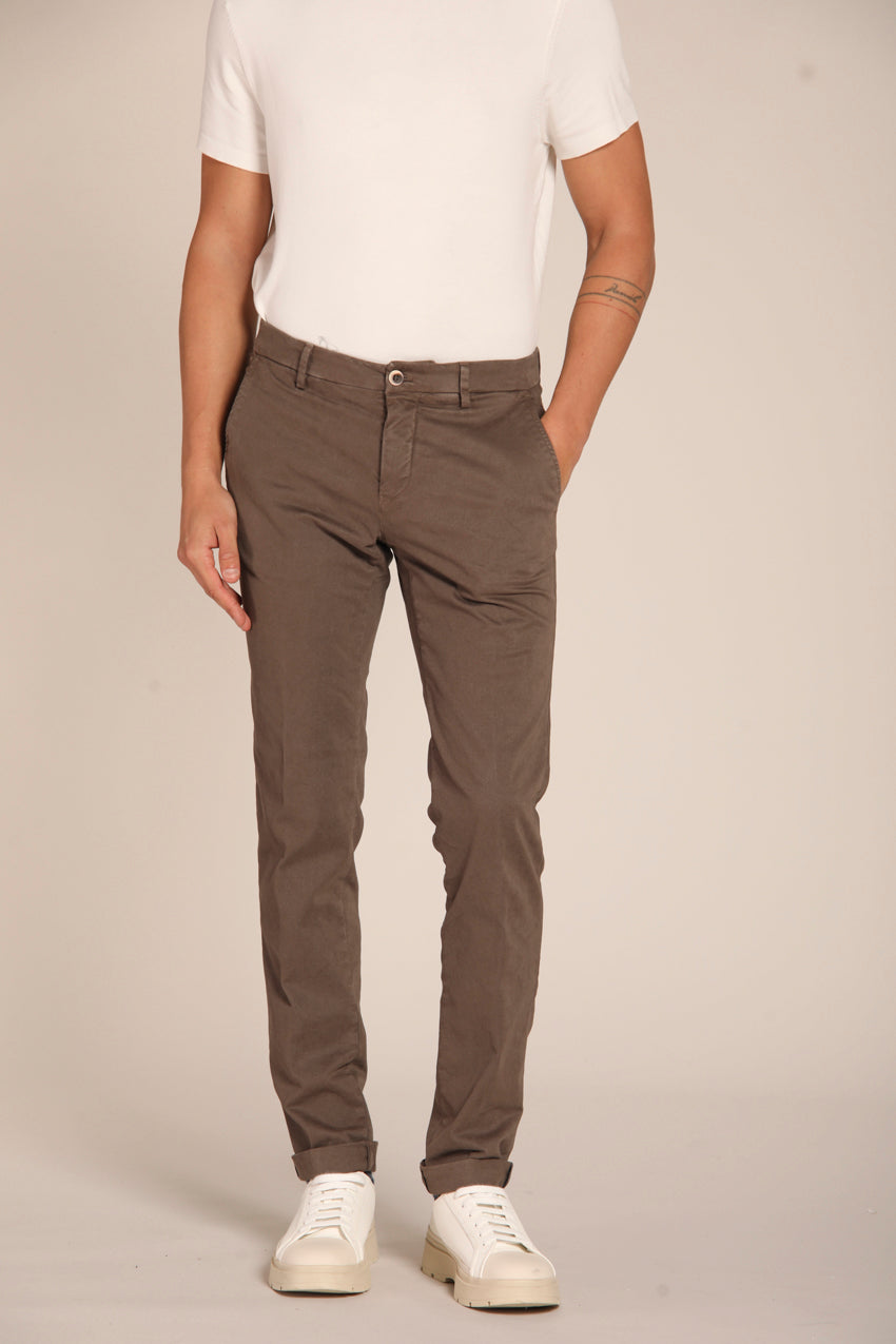 immagine 1 di pantalone chino uomo modello Milano Style, di colore cacao, fit extra slim di Mason's