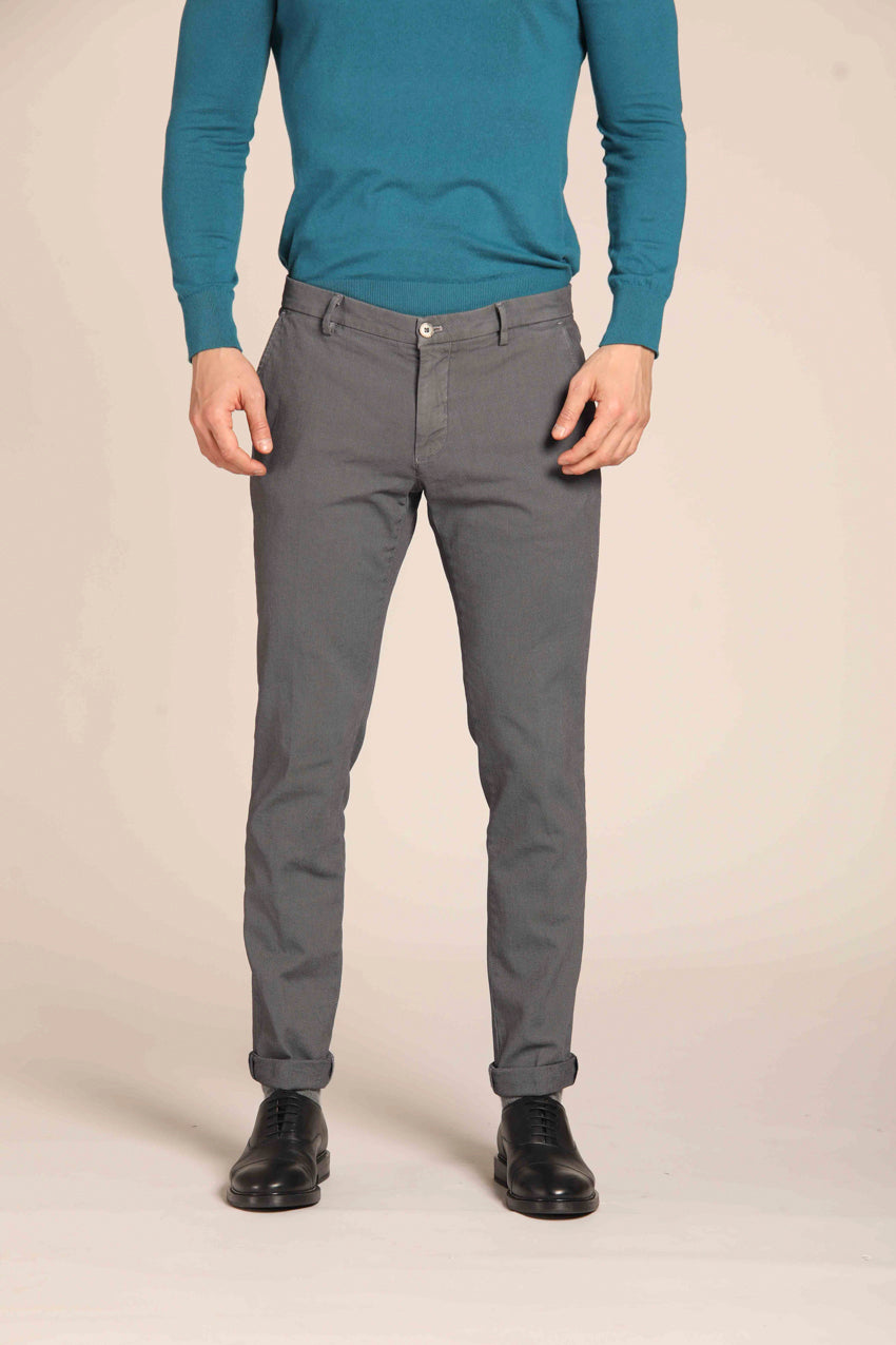 immagine 1 di pantalone chino uomo, modello Milano Style, pattern occhio di pernice, di colore grigio scuro, fit extra slim di mason's
