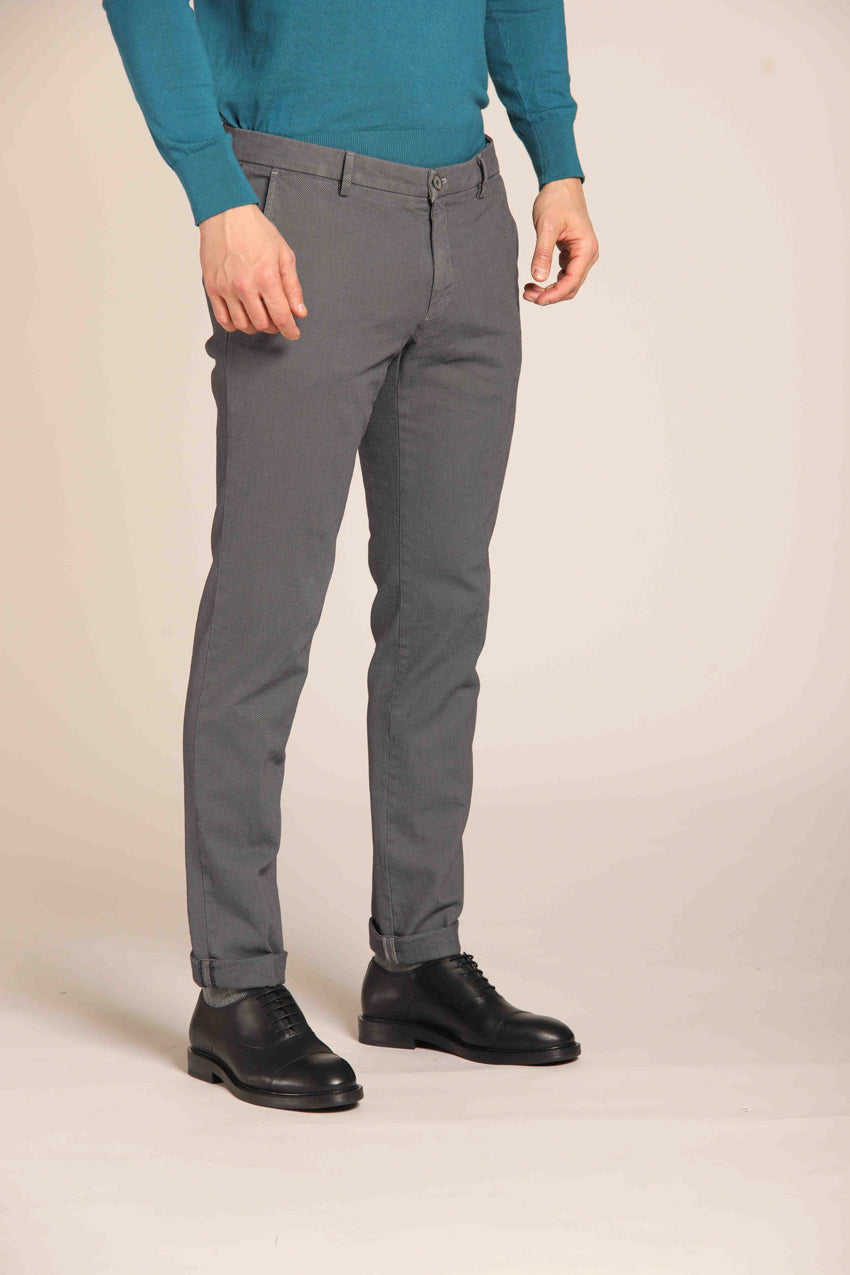 immagine 2 di pantalone chino uomo, modello Milano Style, pattern occhio di pernice, di colore grigio scuro, fit extra slim di mason's