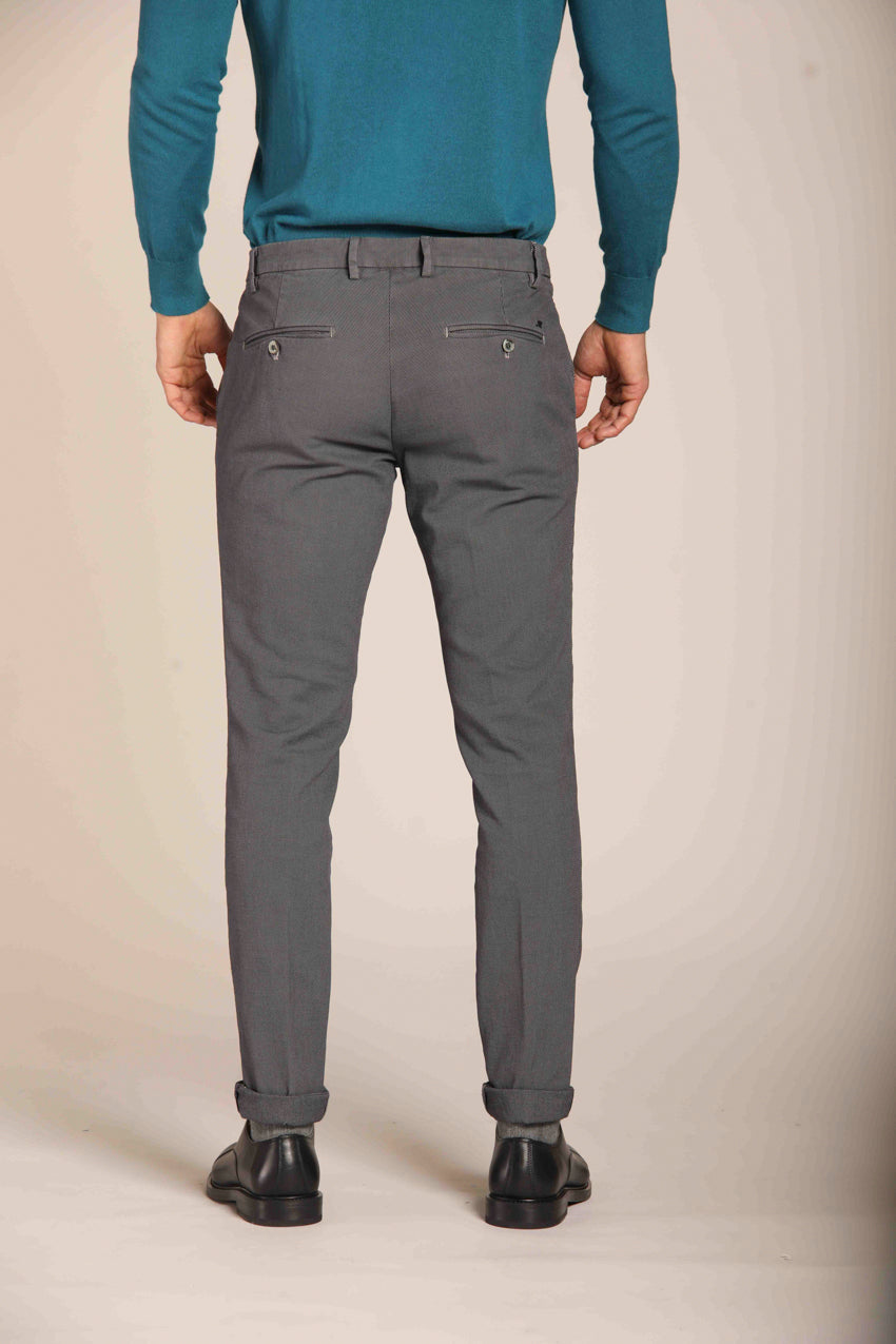 immagine 5 di pantalone chino uomo, modello Milano Style, pattern occhio di pernice, di colore grigio scuro, fit extra slim di mason's