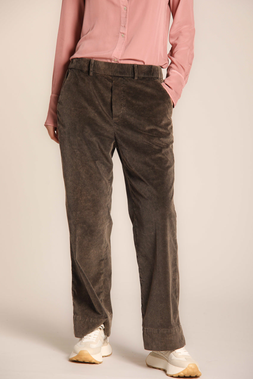 immagine 1 di pantalone chino donna, modello New York Straight, di colore marrone, in velluto coste, fit straight di mason's