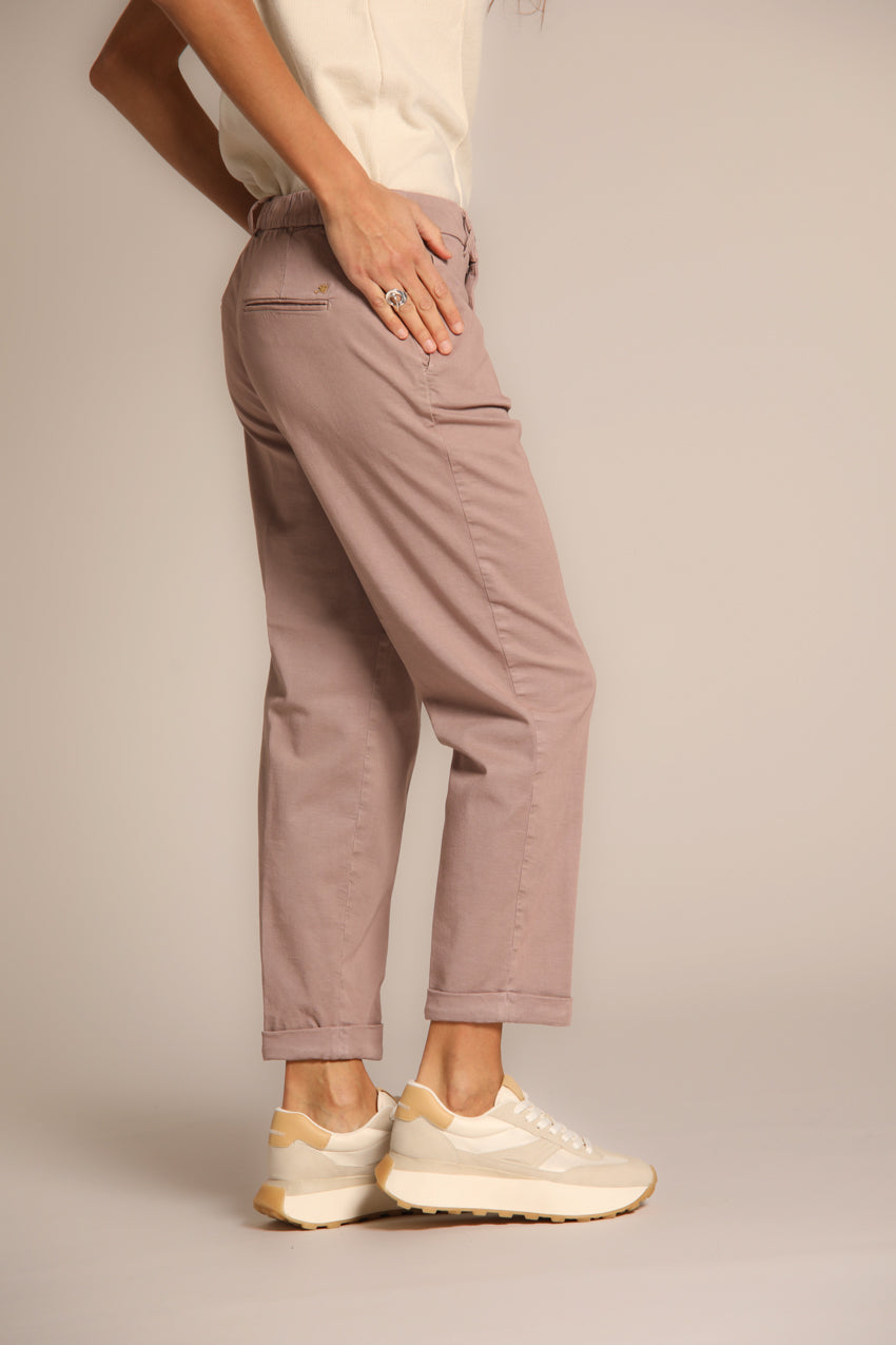 immagine 2 di pantalone chino donna, modello New York Cozy, di colore glicine, fit relaxed di mason's