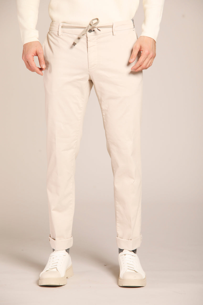 immagine 1 di pantalone chino jogger uomo modello New York Elax di colore stucco, regular fit di Mason's