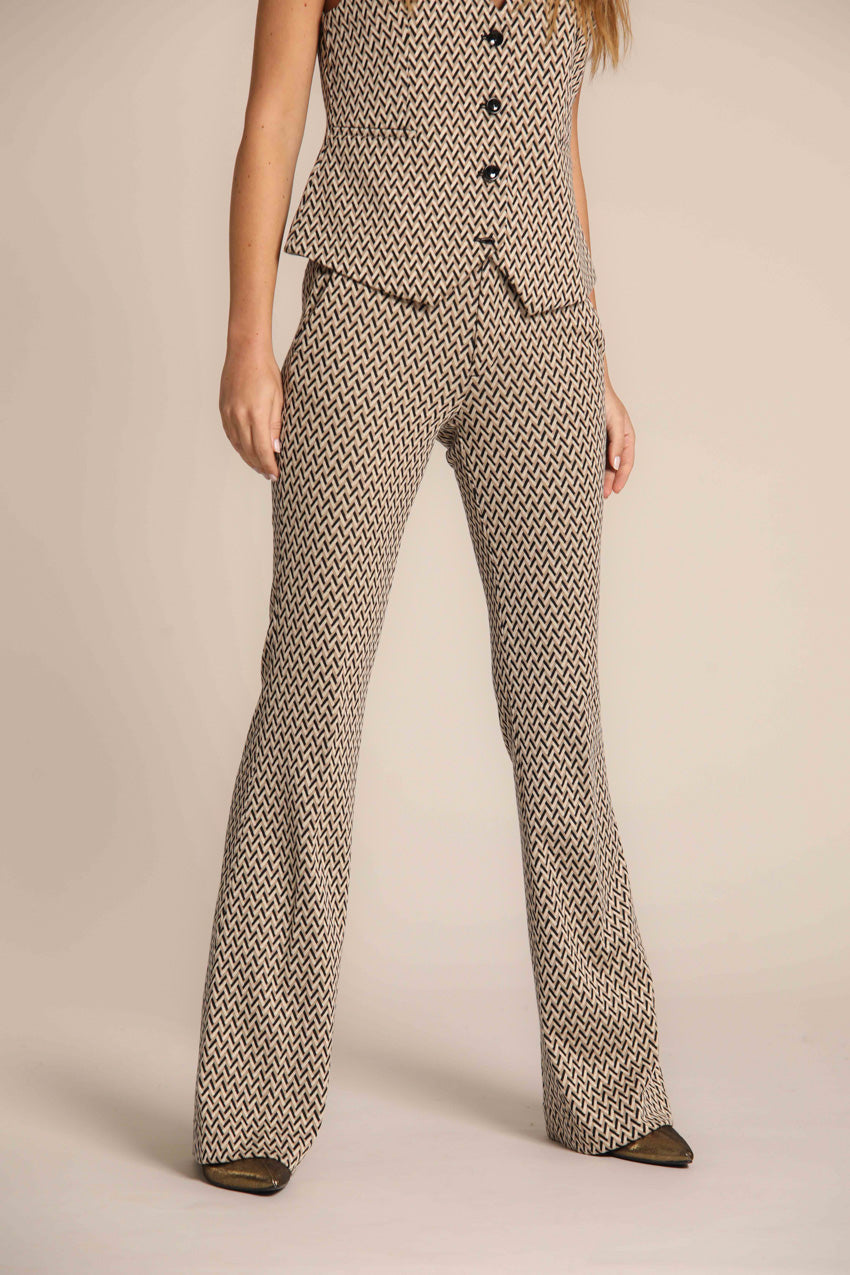 immagine 1 di pantalone chino donna, modello New York Flare, con pattern spigato di colore beige fit slim di mason's