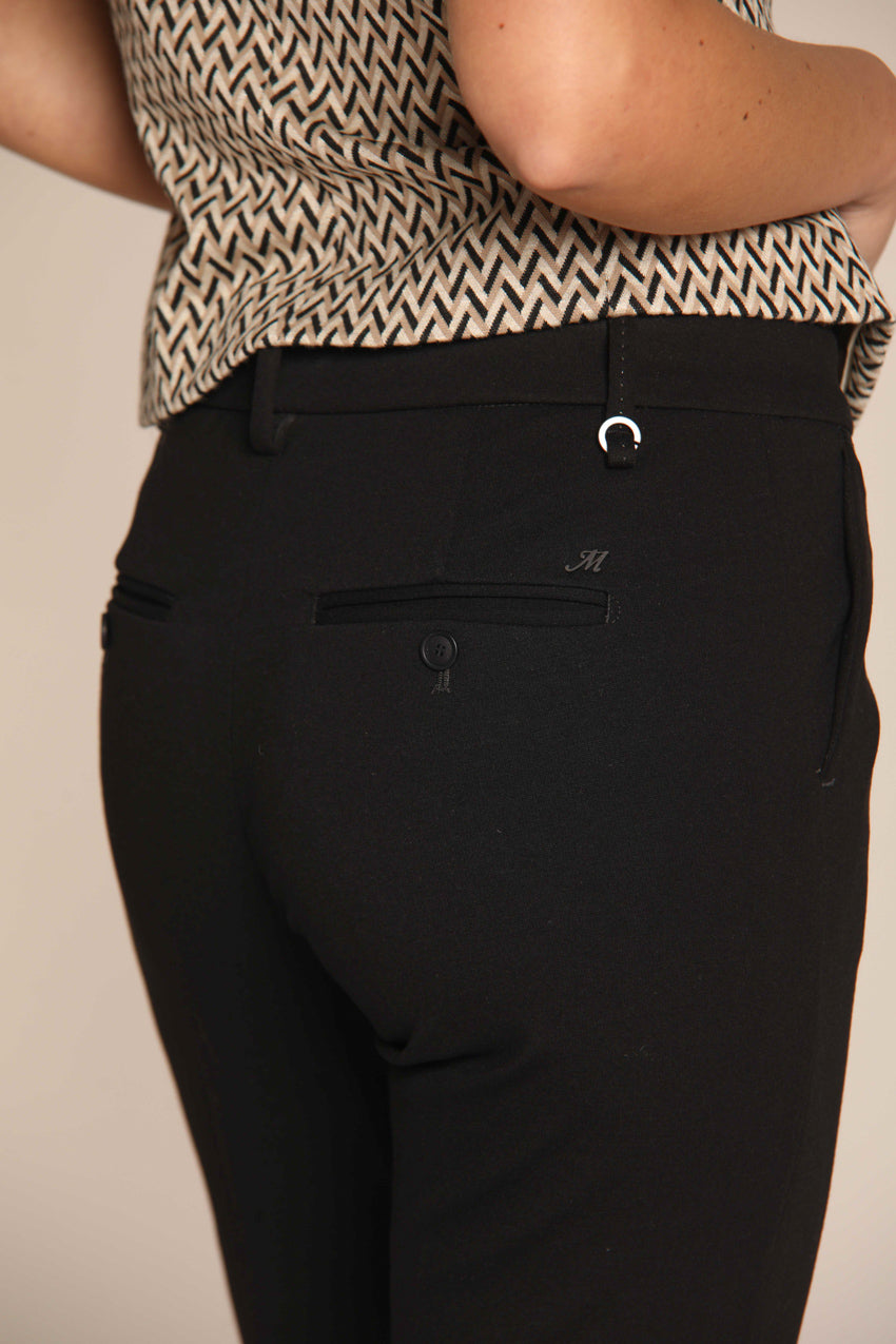 immagine 2 di pantalone chino donna, modello New York in jersey tecnico di colore nero, slim fit di Mason's