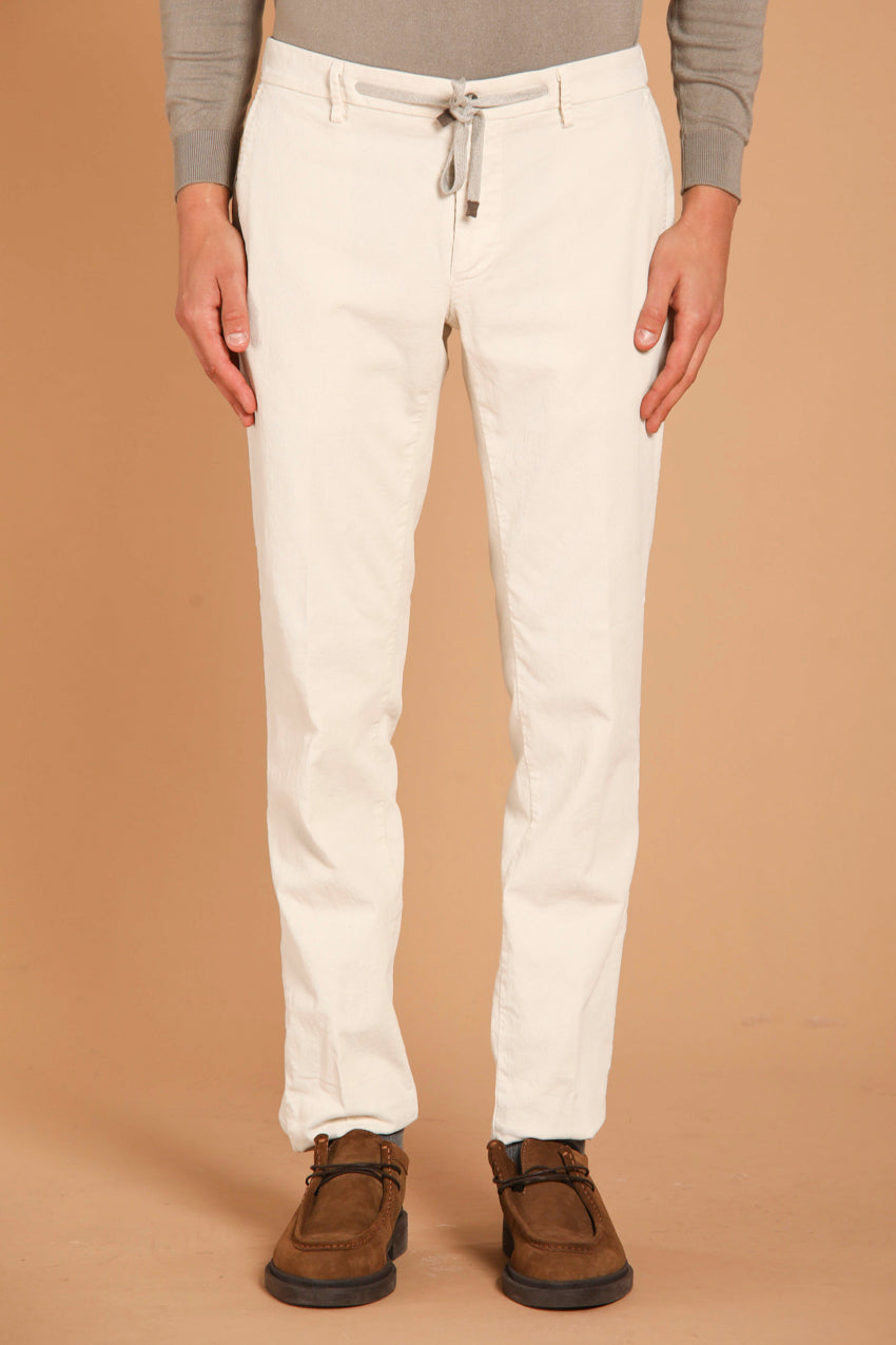 immagine 1 di pantalone chino jogger uomo modello New York String in velliuto, di colore bianco, fit regular di Mason's