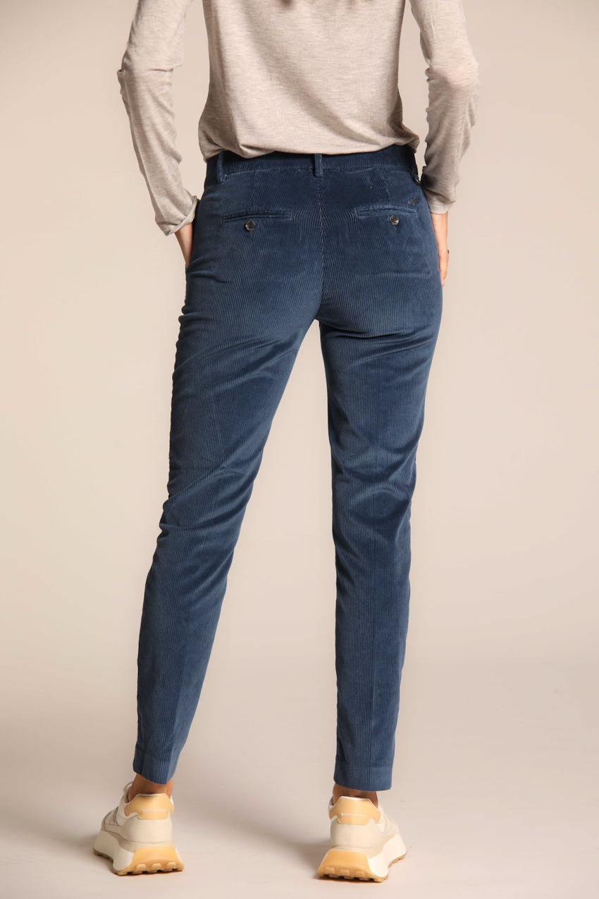 immagine 4 di pantalone chino donna, modello New York Slim , di colore blu navy a coste, fit slim di mason's