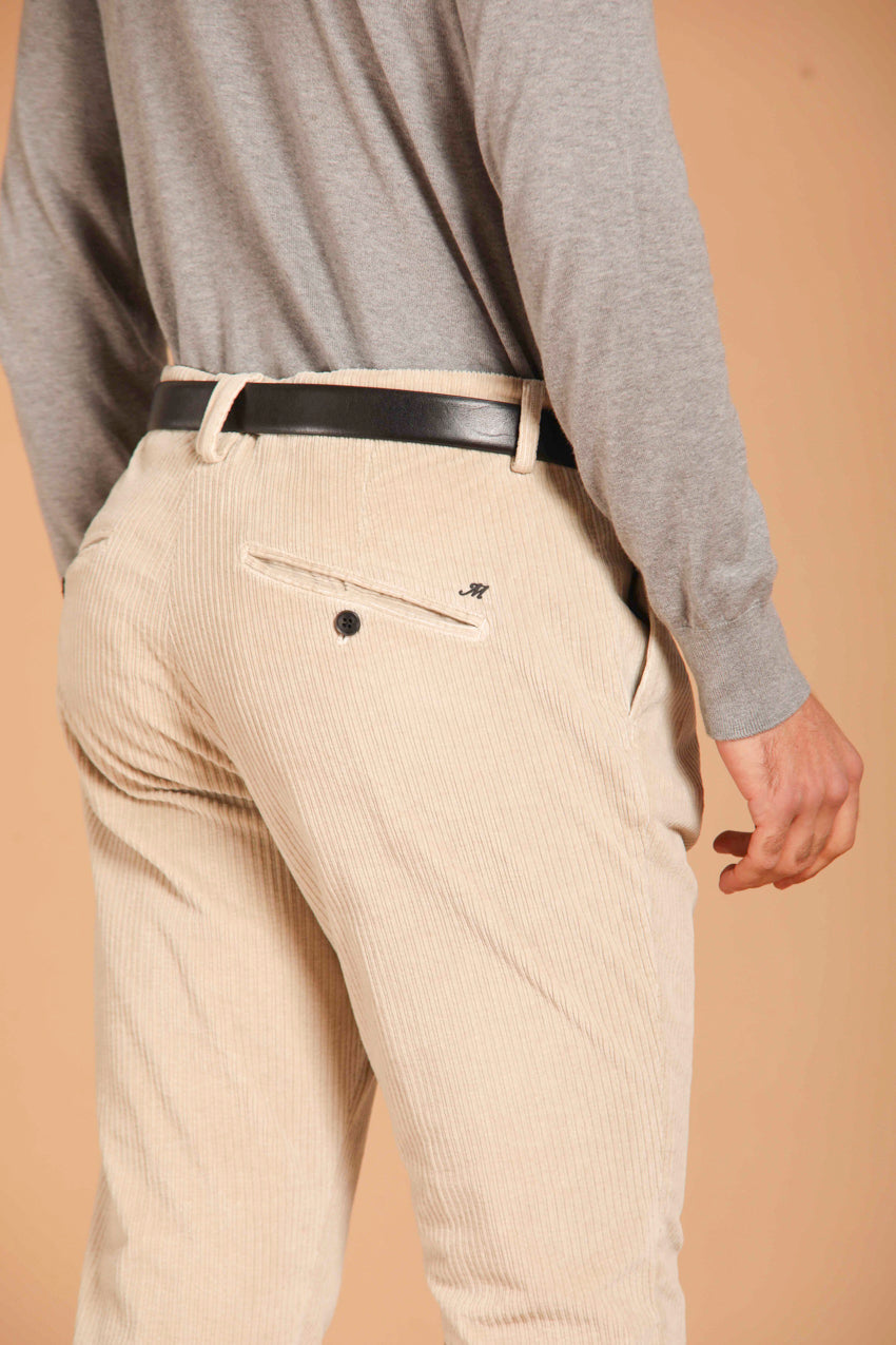 immagine 4 di pantalone chino uomo, modello Osaka Pinces, in velluto costa francia, di colore ghiaccio, fit carrot di mason's