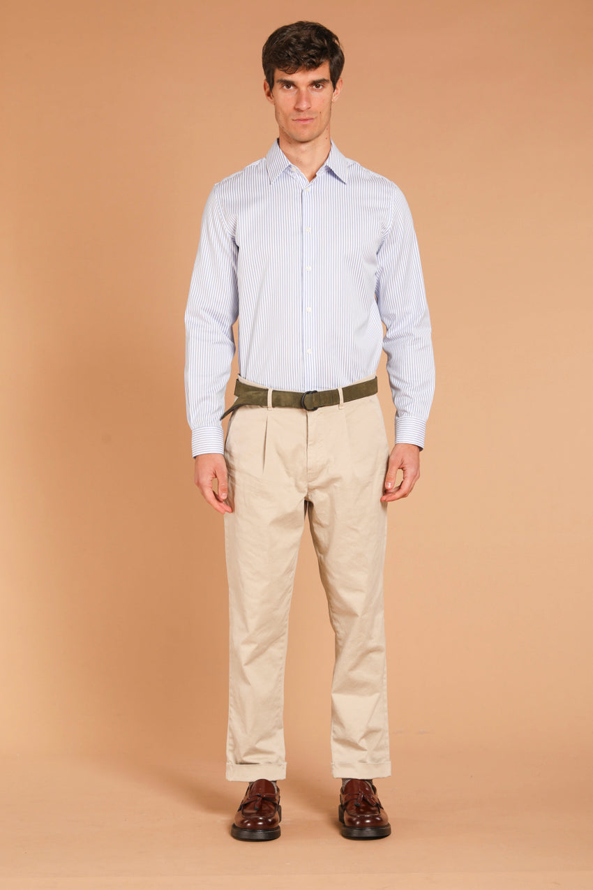 immagine 2 di pantalone chino uomo, modello Pinces 22 in gabardina, di colore ghiaccio, fit relaxed di mason's