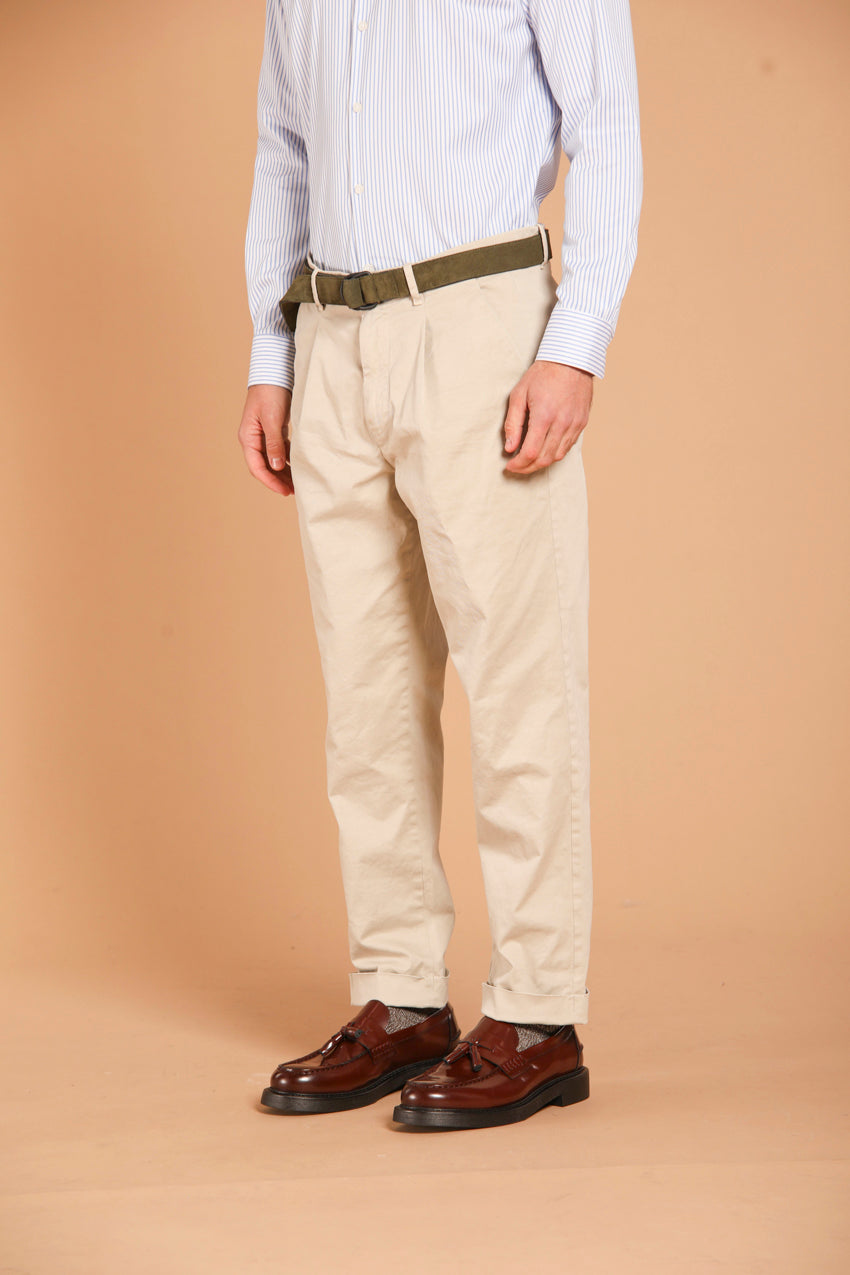 immagine 3 di pantalone chino uomo, modello Pinces 22 in gabardina, di colore ghiaccio, fit relaxed di mason's