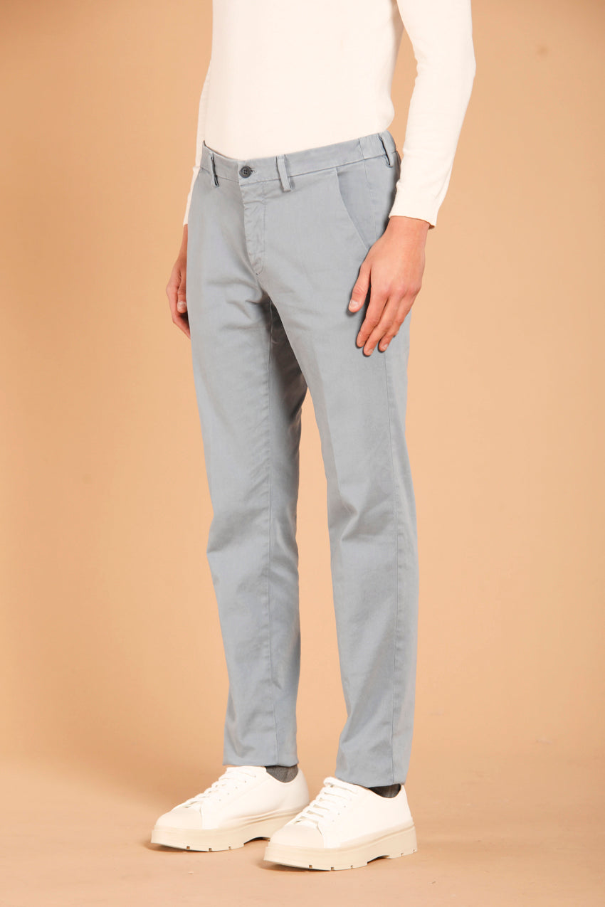 immagine 3 di pantalone chino uomo, modello Torino City String, in gabardina, di colore azzurro, fit slim di mason's