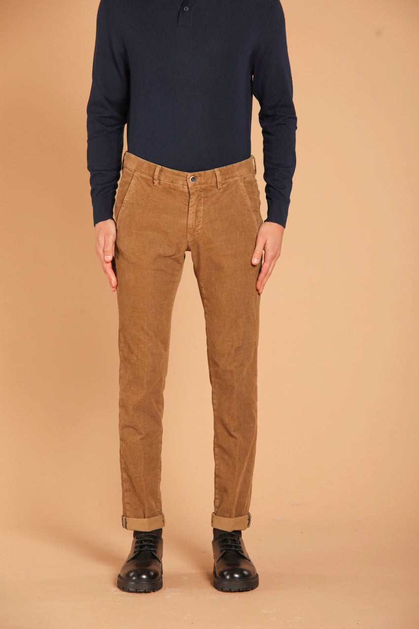 immagine 1 di pantalone chino uomo modello Torino Style, in velluto 1500 righe, di colore biscotto, fit slim di mason's