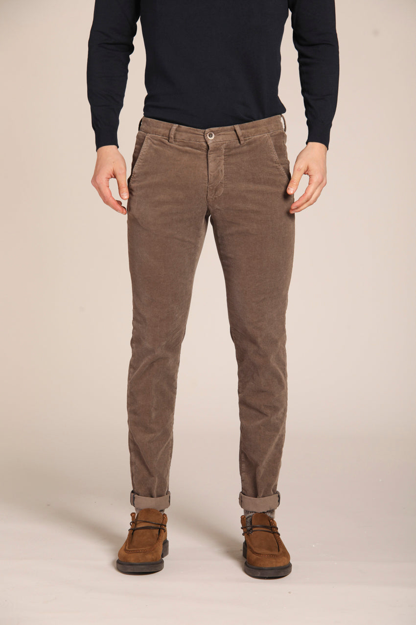 immagine 1 di pantalone chino uomo modello Torino Style, in velluto 1500 righe, colore cacao, fit slim di mason's