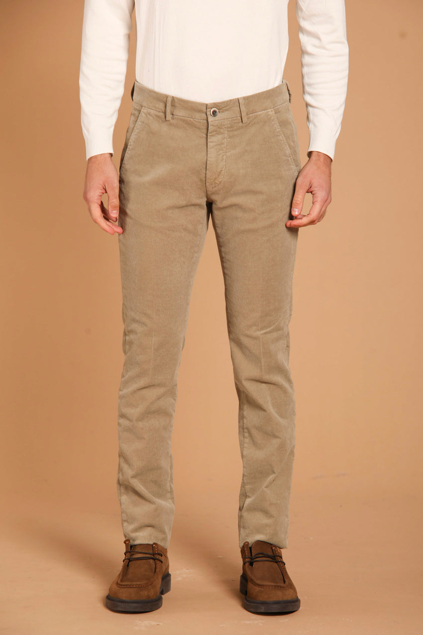 immagine 1 di pantalone chino uomo modello Torino Style, in velluto 1500 righe, di colore kaki, fit slim di mason's