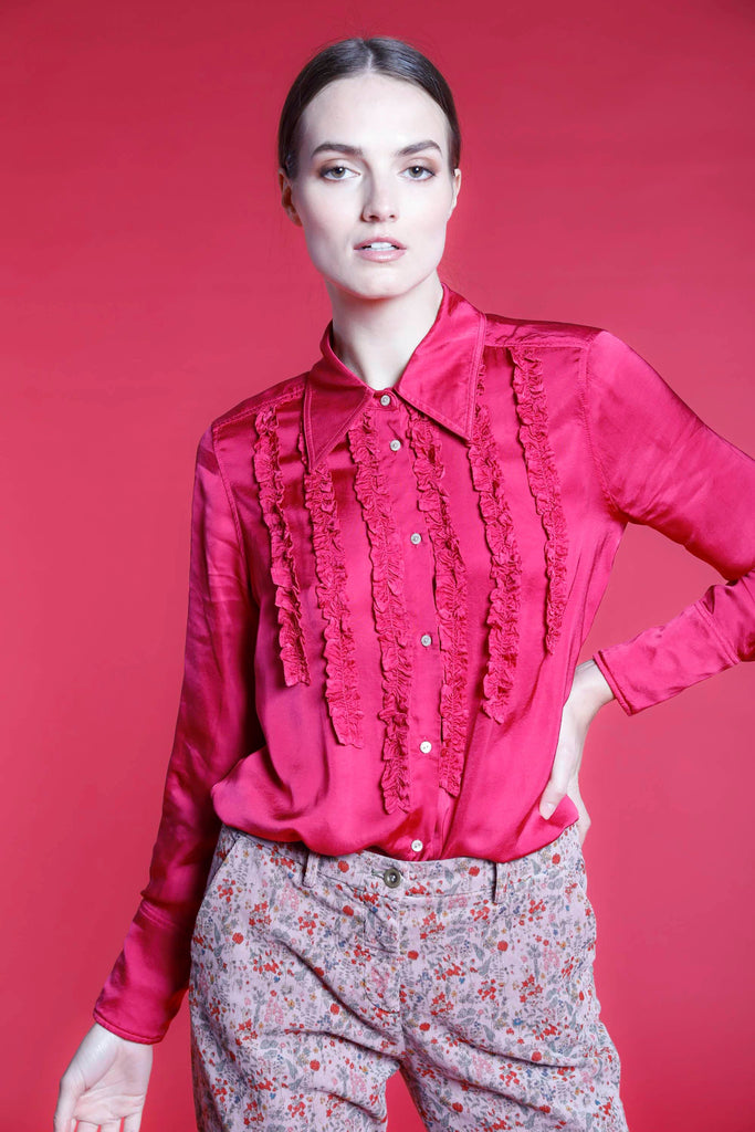 Bild 1 eines Damenhemds aus fuchsiafarbener Viskose mit Rüschen Modell Nicole Nas von Mason's