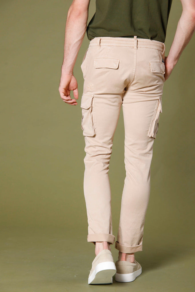 immagine 4 di pantaloni uomo in tencel e cotone modello Chile Jogger colore kaki scuro extra slim di Mason's