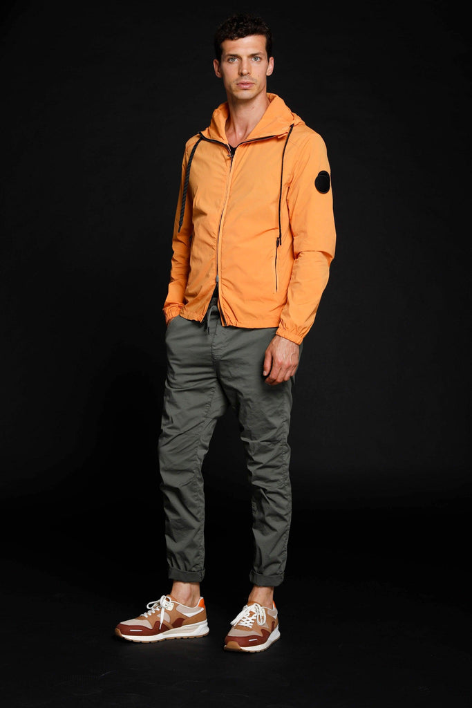 John Man Chino-Jogginghose aus Stretch-Nylon Logo-Edition ①