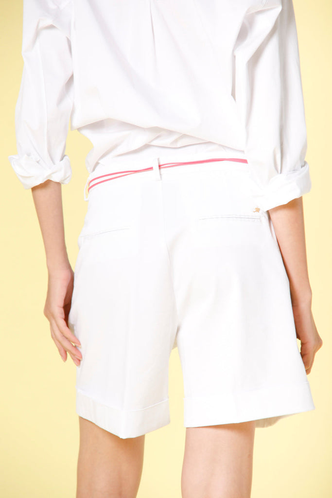immagine 4 di bermuda chino donna in gabardina modello new york pinces colore bianco relaxed fit di Mason's 
