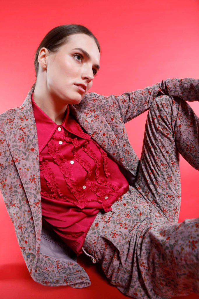 Bild 2 eines Damenhemds aus fuchsiafarbener Viskose mit Rüschen Modell Nicole Nas von Mason's