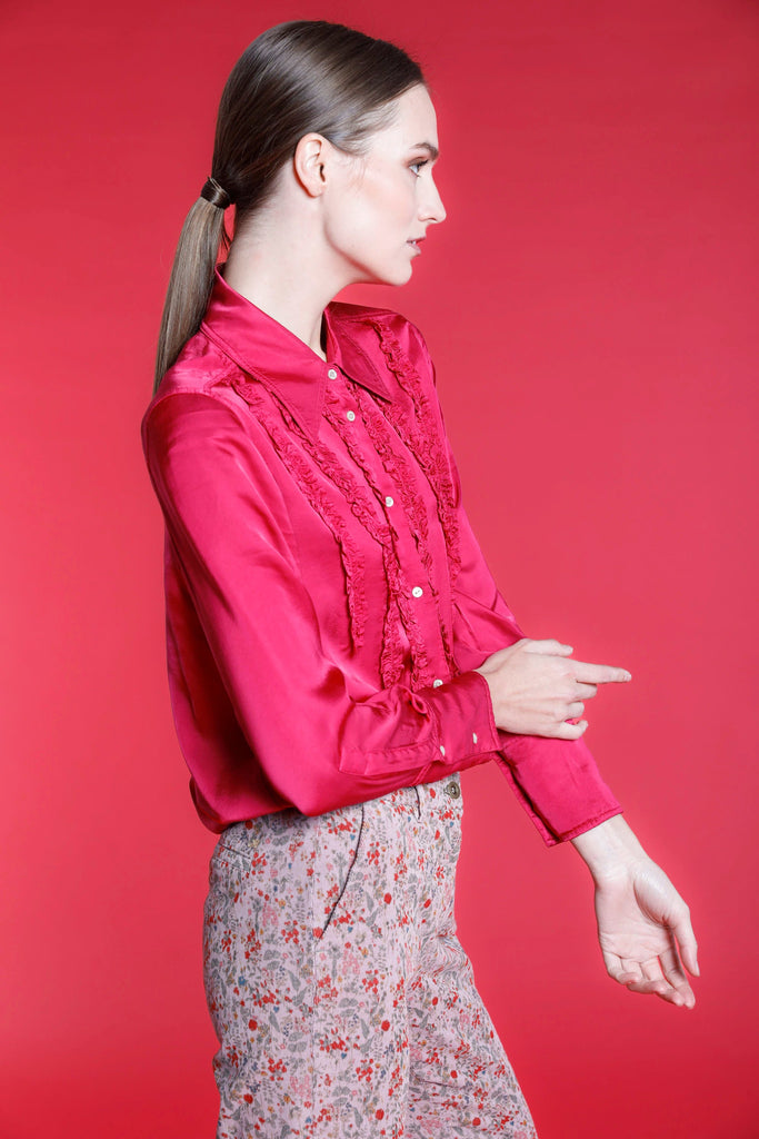 Bild 4 eines Damenhemds aus fuchsiafarbener Viskose mit Rüschen Modell Nicole Nas von Mason's