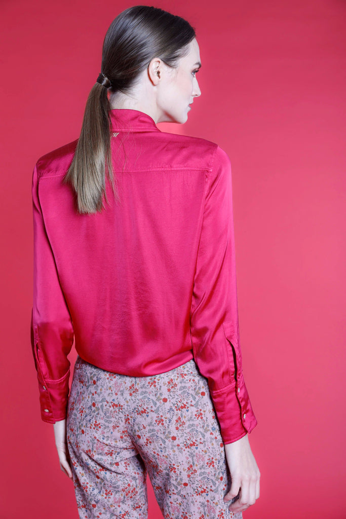 Bild 5 eines Damenhemds aus fuchsiafarbener Viskose mit Rüschen Modell Nicole Nas von Mason's