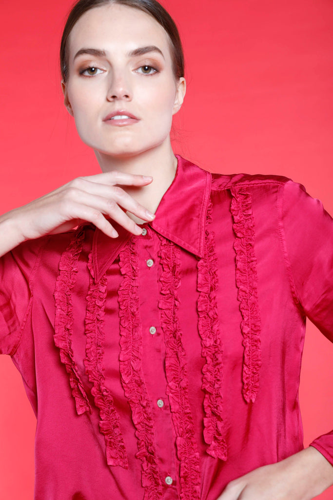 Bild 3 eines Damenhemds aus fuchsiafarbener Viskose mit Rüschen Modell Nicole Nas von Mason's