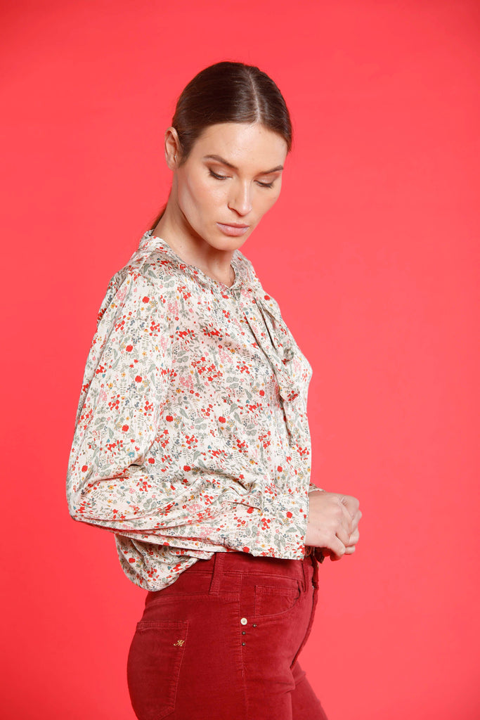 Immagine 4 di camicia donna in viscosa color ghiaccio con pattern fiori e nastro modello Adele Bow di Mason's