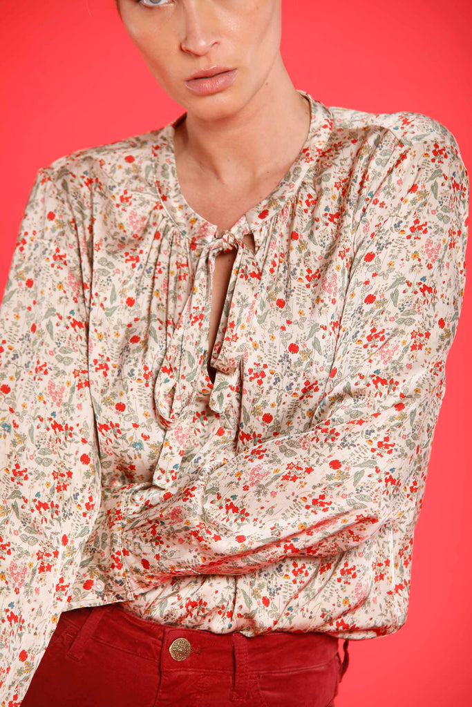 Immagine 3 di camicia donna in viscosa color ghiaccio con pattern fiori e nastro modello Adele Bow di Mason's