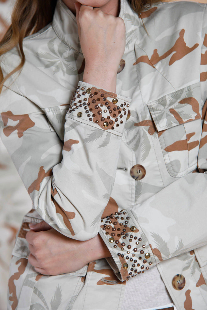 Karen Feldjacke aus Baumwolle mit Camouflage-Print und Nieten