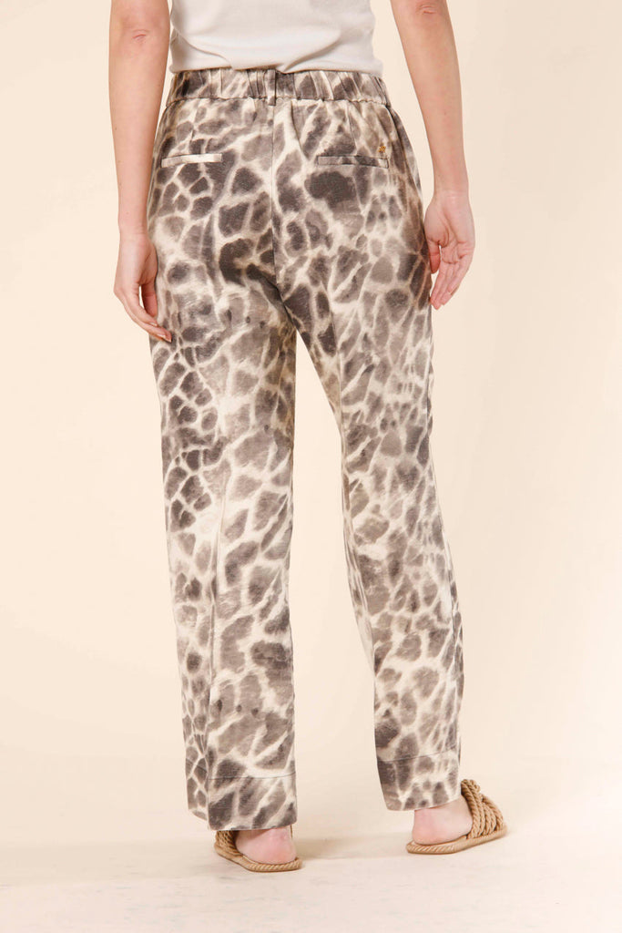 Immagine 4 di pantalone chino jogger donna in stuoia color stucco con stampa giraffa modello New York Straight di Mason's
