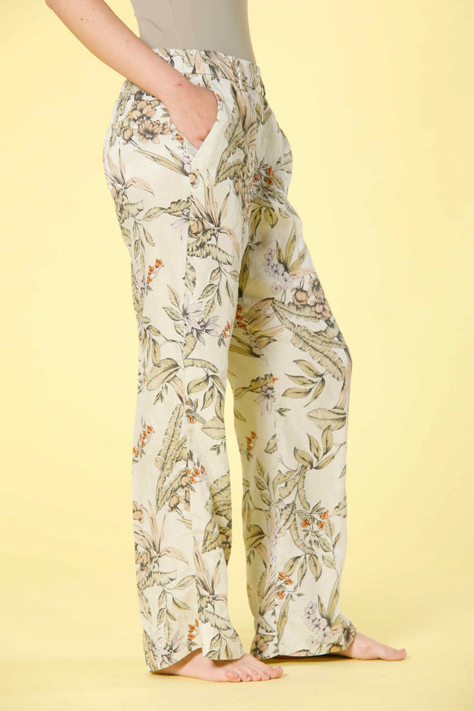 Immagine 6 di pantalone chino jogger in tencel con stampa floreale modello New York Cozy di Mason's