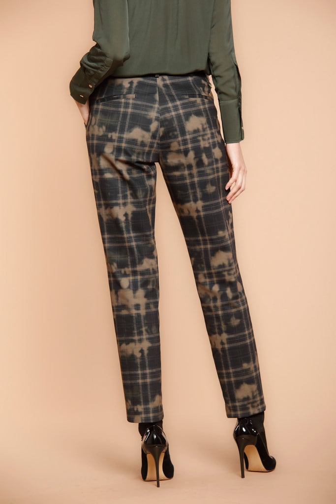 mmagine 5 di pantalone chino da donna in jersey marrone con pattern quadro e camouflage modello New York di Mason's