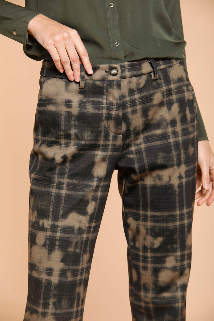 mmagine 3 di pantalone chino da donna in jersey marrone con pattern quadro e camouflage modello New York di Mason's