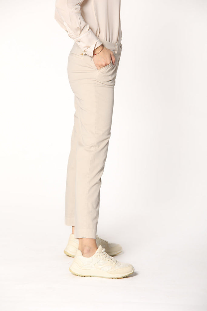 Immagine 3 di pantalone chino donna in gabardina color ghiaccio modello New York di Mason's