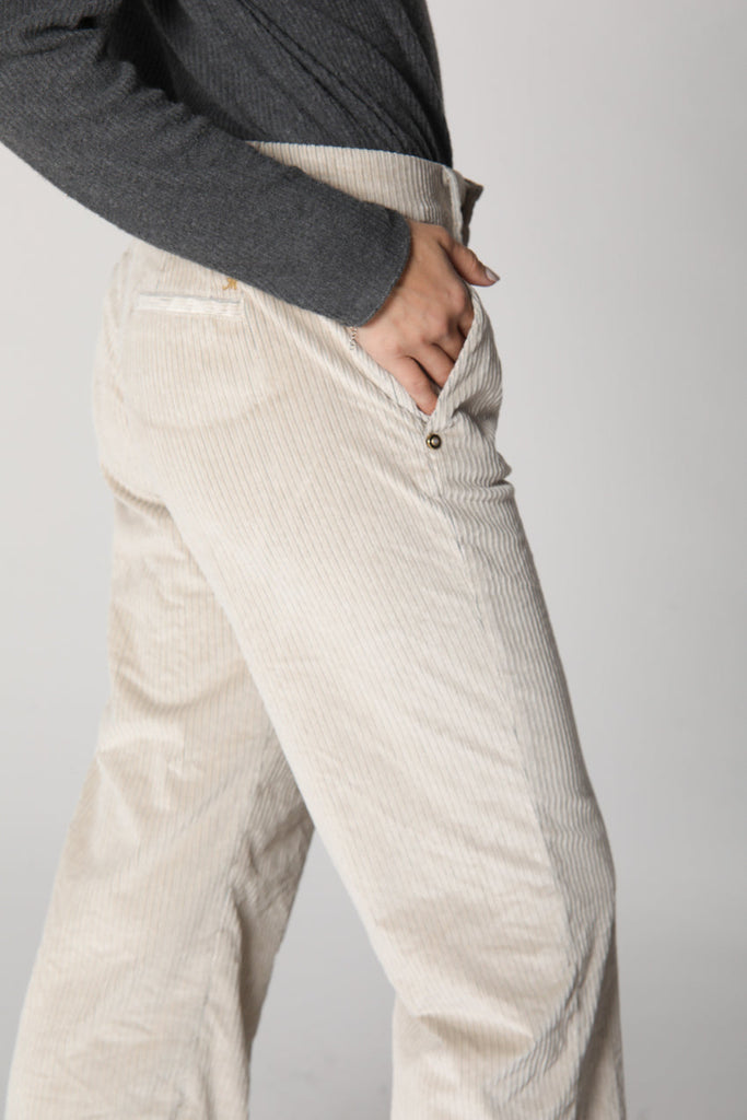 Immagine 3 di pantalone chino donna in velluto color ghiaccio modello New York Cropped di Mason's