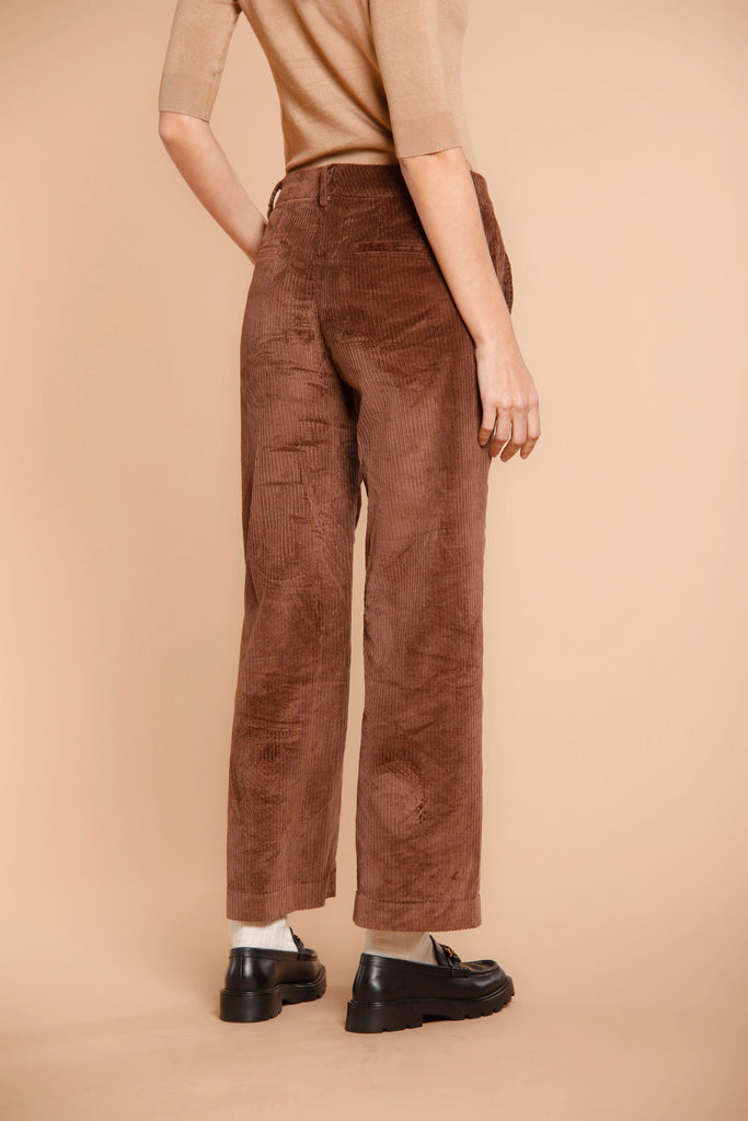 Immagine 3 di pantaloni chino da donna in velluto color mattone scuro modello New York Cropped di Mason's