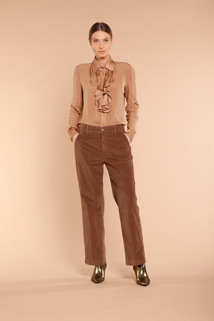 Immagine 2 di pantalone chino donna in velluto color nocciola con pattern resca oro modello New York Cropped di Mason's