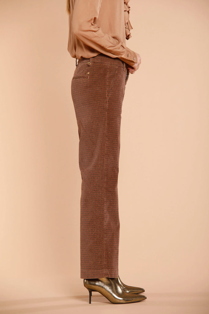 Immagine 3 di pantalone chino donna in velluto color nocciola con pattern resca oro modello New York Cropped di Mason's