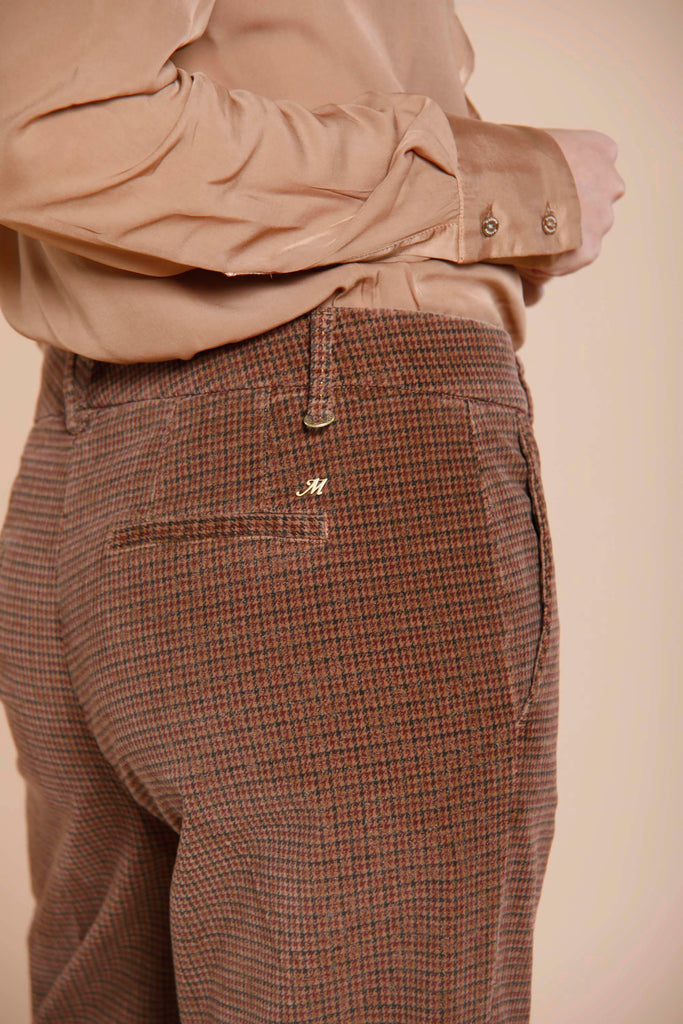 Immagine 4 di pantalone chino donna in velluto color nocciola con pattern resca oro modello New York Cropped di Mason's