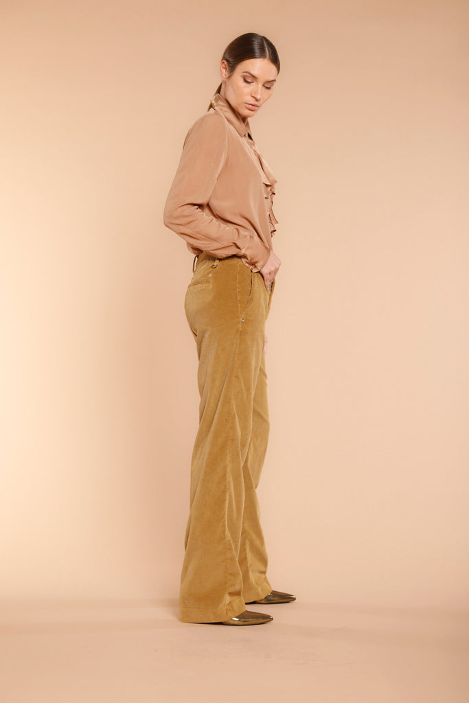 Bild 4 einer Damen-Chinohose aus zimmermannsfarbenem Cord Modell New York Straight von Mason's
