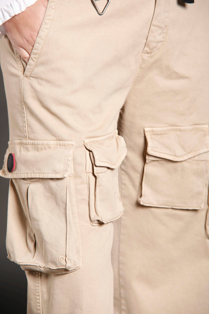 Immagine 4 di pantalone cargo donna in gabardina logo limited edition colore  biscotto modello Victoria Snake di Mason's 