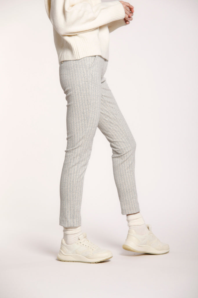 Immagine 4 di pantalone chino donna in jersey, pattern resca, colore grigio chiaro, modello New York Slim di Mason's
