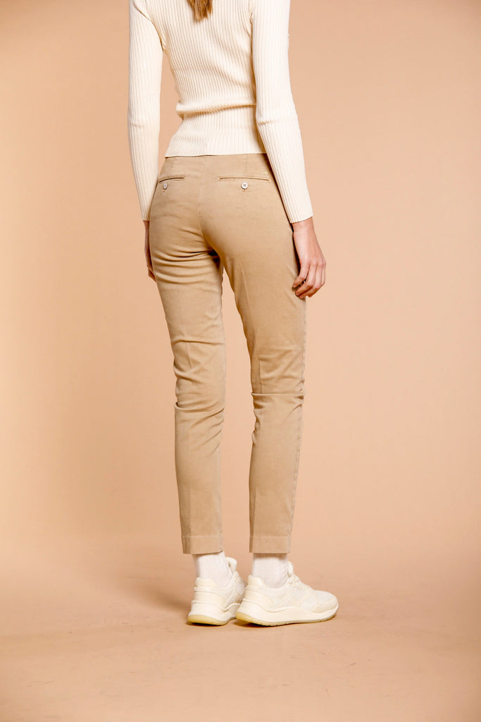 Immagine 3 di pantalone chino donna in raso color biscotto modello New York Slim di Mason's