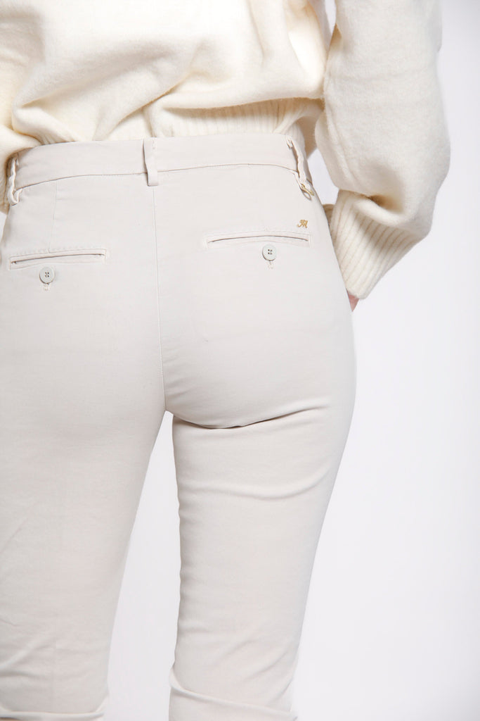 Immagine 3 di pantalone chino donna in raso color ghiaccio modello New York Slim di Mason's