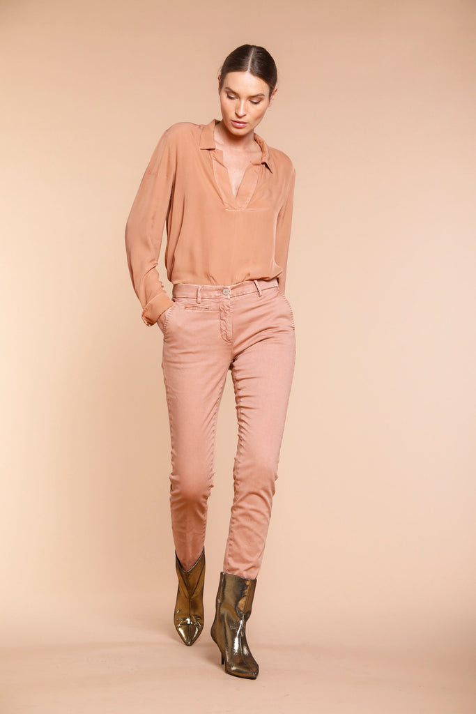Immagine 2 di pantalone chino donna in raso color carne modello New York Slim di Mason's