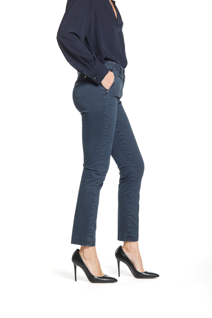 Immagine 2 di pantalone chino donna in raso blu navy modello New York Slim di Mason's