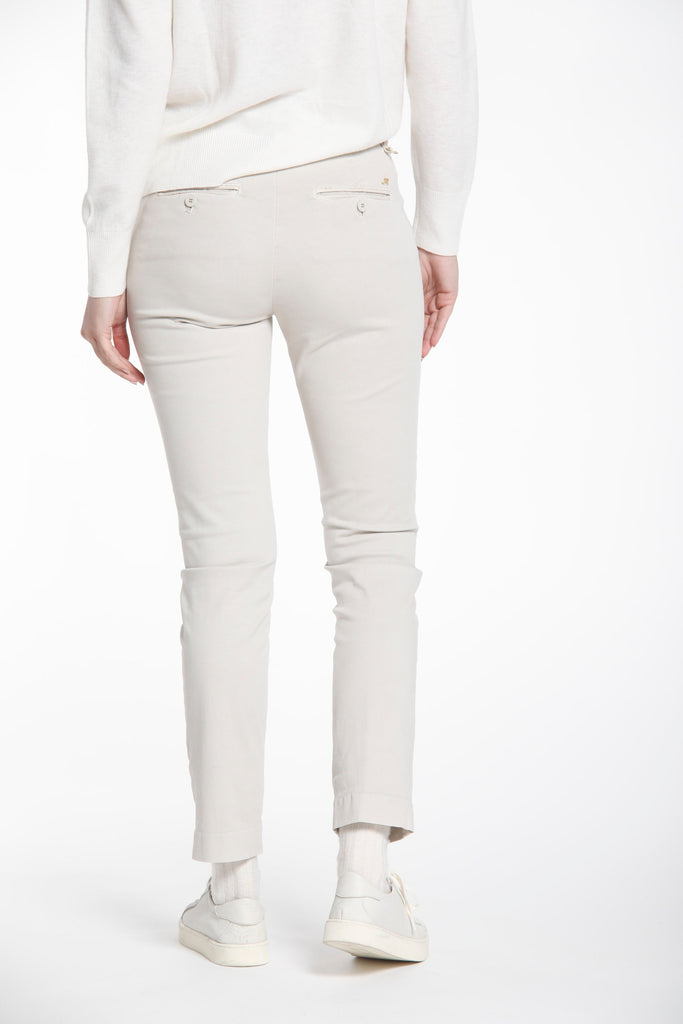 Immagine 4 di pantalone chino donna in raso color ghiaccio modello New York Slim di Mason's