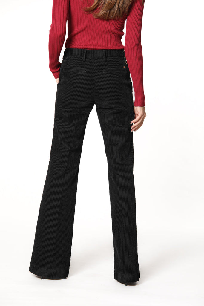 immagine 4 di pantalone chino donna in velluto colore nero modello New York Flare di Mason's 